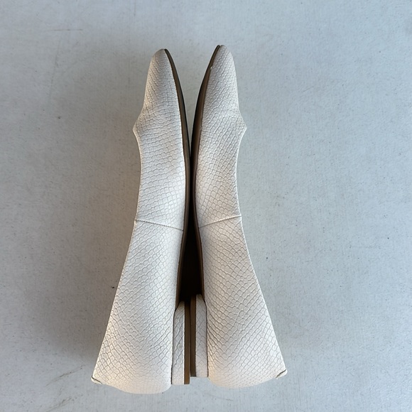 NINE WEST | White Vegan Embossed Snakeskin Pointy Flats - Picture 5 of 9